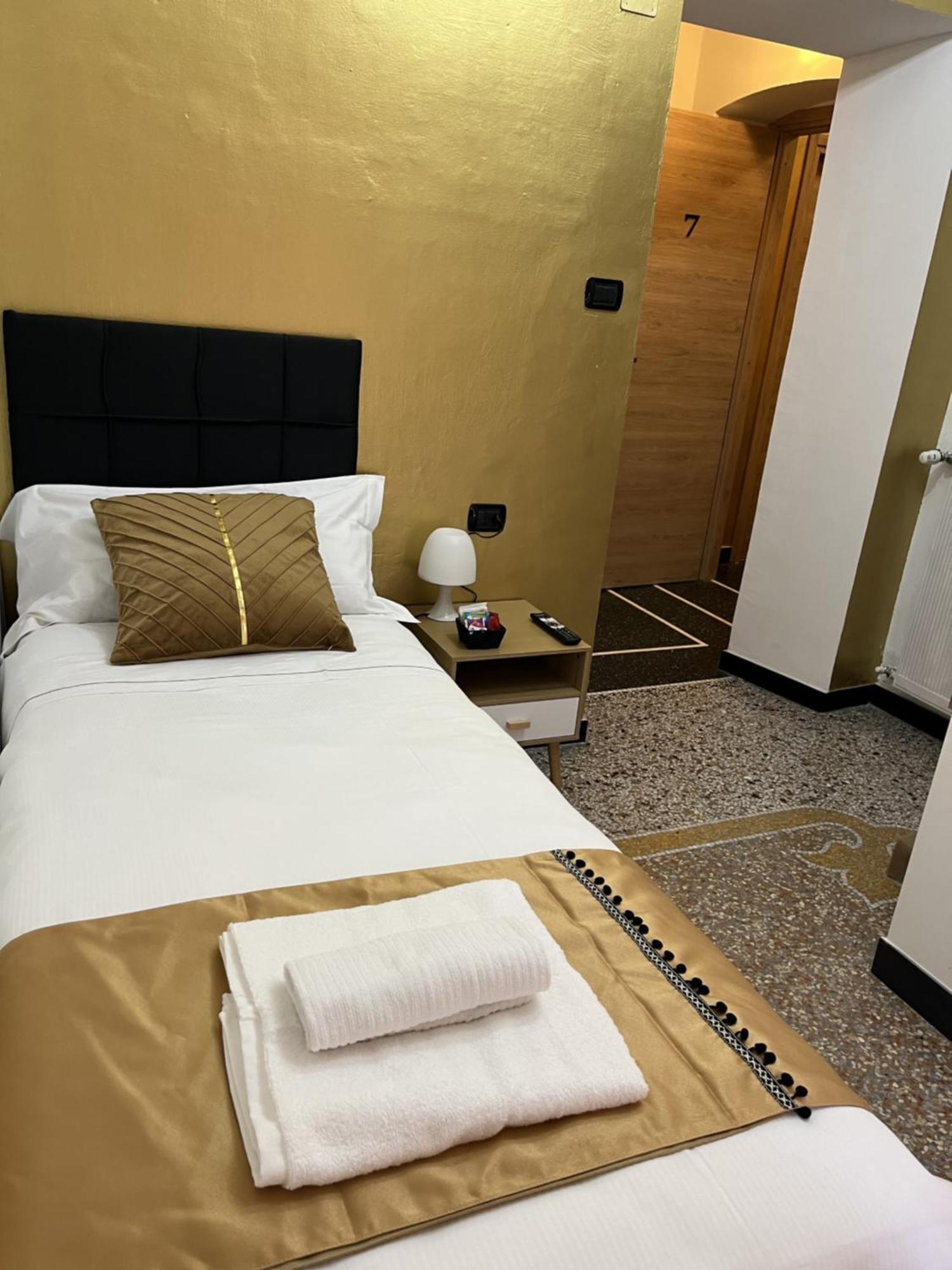 Genova Gold Rooms Szoba fotó